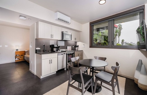 Middletown House | Sleeps 2 — Bay Views, Parking, Rooftop, Priv Patio