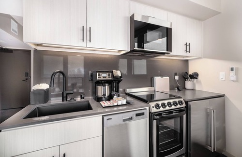 Middletown House | Sleeps 2 — Bay Views, Parking, Rooftop, Priv Patio