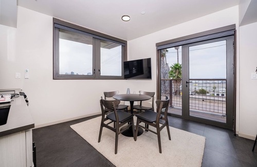 Middletown House | Sleeps 2 — Bay Views, Parking, Rooftop, Priv Patio