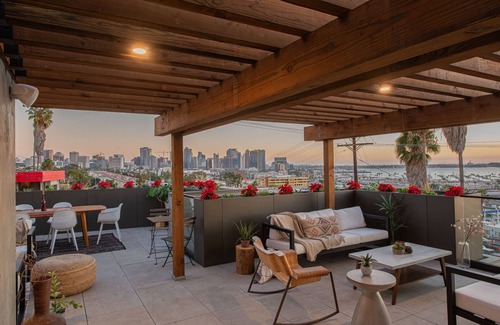 Middletown House | Sleeps 2 — Bay Views, Parking, Rooftop, Priv Patio