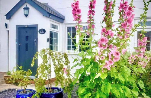 Snitterfield Cottage | Sleeps 2 Cottage -Private Garden - Log burner