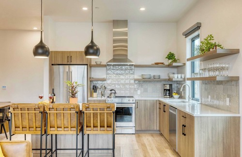 Bend Cottage | Sleeps 20, 4 Units 10bdr, Hot Tub, Near Old Bend + DT Aerie by Avantstay