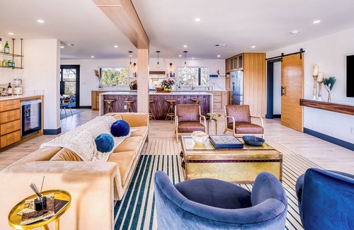 Dripping Springs House | Sleeps 20 - Barn w/Bar + Games, Pool, Volleyball!