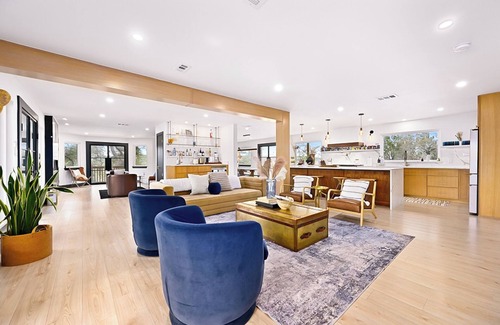 Dripping Springs House | Sleeps 20 - Barn w/Bar + Games, Pool, Volleyball!