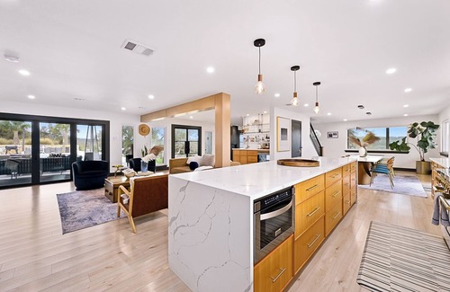 Dripping Springs House | Sleeps 20 - Barn w/Bar + Games, Pool, Volleyball!