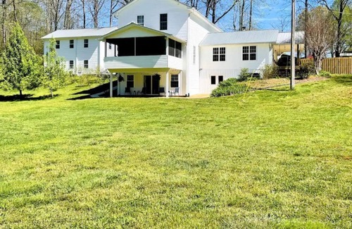 Dahlonega Other | SLEEPS 20! Cheerful Modern Farmhouse