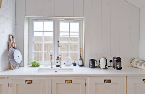 Selsey Cottage | Sleeps 20 guests in 10 bedrooms