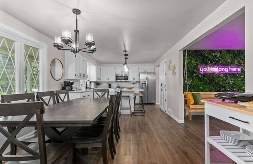 Kaukauna House | Sleeps 20! Hot Tub|Waffle Bar!
