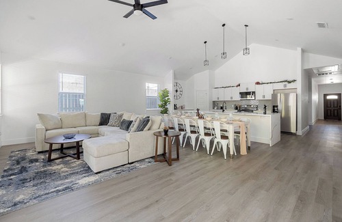 Fort Worth House | Sleeps 20 in FW Stockyards w HotTub & MiniGolf