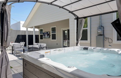 Fort Worth House | Sleeps 20 in FW Stockyards w HotTub & MiniGolf
