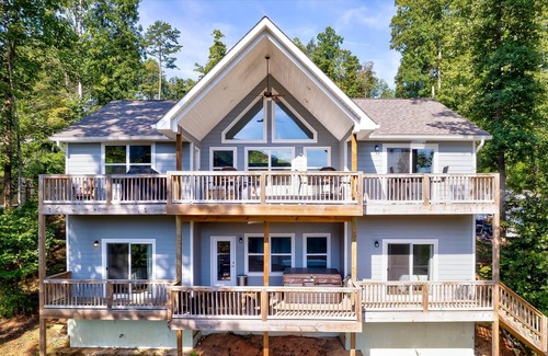 Lakeside Estates Cabin | Sleeps 20 ~Lakefront~Dock~HotTub~Firepit