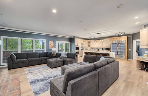 Crane Hill House | Sleeps 20! Luxe Family Lakehouse! No Steps to Water! EZ Access, Slide, Fast Wifi