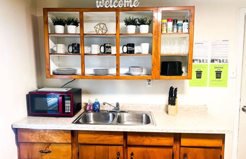 Near Eastside House | Sleeps 21! 8 BR w/16 Beds & Large Driveway + WIFI