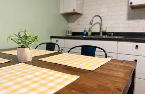 Near Eastside House | Sleeps 21! 8 BR w/16 Beds & Large Driveway + WIFI