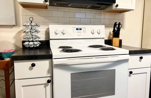 Near Eastside House | Sleeps 21! 8 BR w/16 Beds & Large Driveway + WIFI