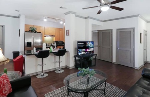 Energy Corridor Apartment | Sleeps 21: Perfect for Large Group. 11 Beds.
