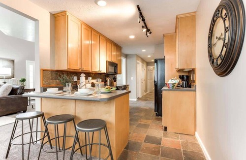 Midvale House | Sleeps 23* 2 Hot Tubs * Fireplace * Close to Ski *