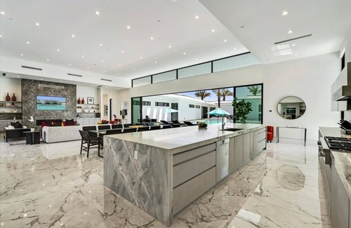 Indio Villa | Sleeps 23 | Luxury Villa w/Pool, Hot Tub & Pickleball Court | Bravo Villa #10