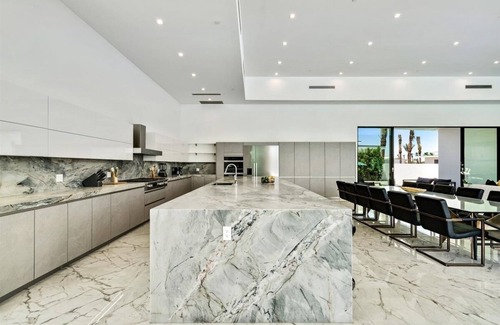 Indio Villa | Sleeps 23 | Luxury Villa w/Pool, Hot Tub & Pickleball Court | Bravo Villa #10