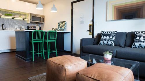 Rutledge Hill House | Sleeps 24 Group-Friendly SoBro Stay Near Music Downtown – by AvantStay