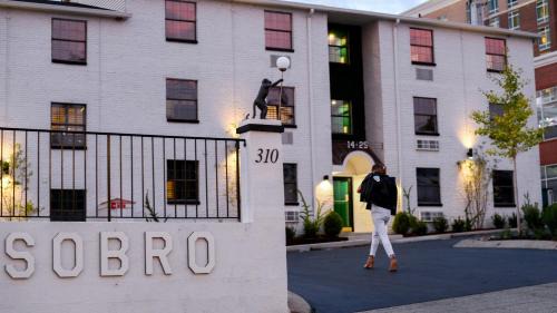 Rutledge Hill House | Sleeps 24 Group-Friendly SoBro Stay Near Music Downtown – by AvantStay