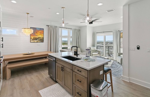 Holiday Isle House | Sleeps 24, HotTub, Pool, Steps 2 Beach, 2 Rooftop Tubs, 2 Kitchens, 2 Masters