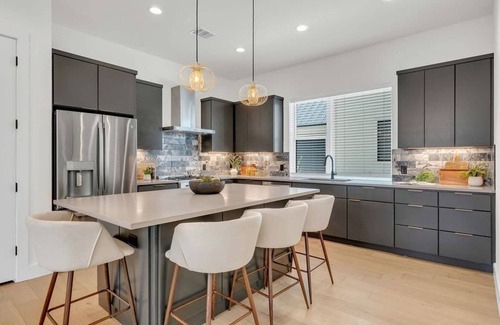 Riverside House | Sleeps 24 in 6BR | Pool, Game Room & Chef Kitchen