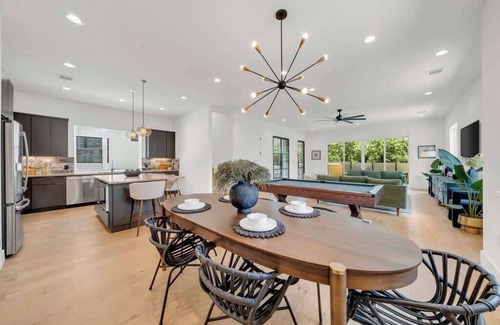 Riverside House | Sleeps 24 in 6BR | Pool, Game Room & Chef Kitchen