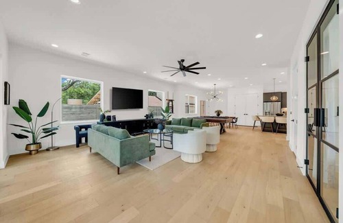 Riverside House | Sleeps 24 in 6BR | Pool, Game Room & Chef Kitchen