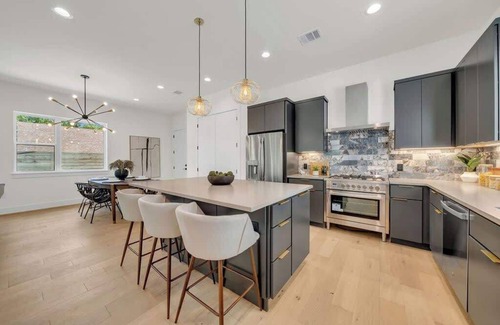 Riverside House | Sleeps 24 in 6BR | Pool, Game Room & Chef Kitchen
