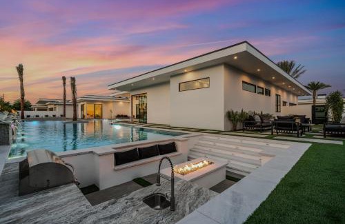 Indio House | Sleeps 25 2 Luxury Villas w Pool Spa Putting Green Bravo by AvantStay