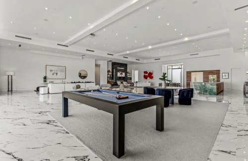 Indio House | Sleeps 25 2 Luxury Villas w Pool Spa Putting Green Bravo by AvantStay