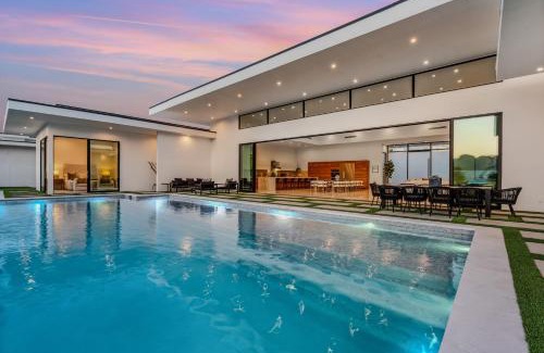 Indio House | Sleeps 25 2 Luxury Villas w Pool Spa Putting Green Bravo by AvantStay