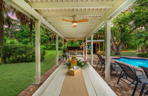 Largo Villa | Sleeps 25+ 9BR Heated Pool Hot Tub Golf Simulator Games
