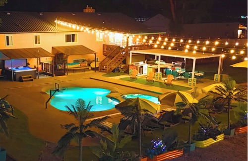 Post Falls House | Sleeps 25, Swimming pool, pickleball, hot tub, arcade, basketball, playground