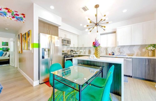 NoHo Arts District House | Sleeps 26! Classy & Luxurious 2-Unit Noho Haven: Hot Tubs - Free Parking!