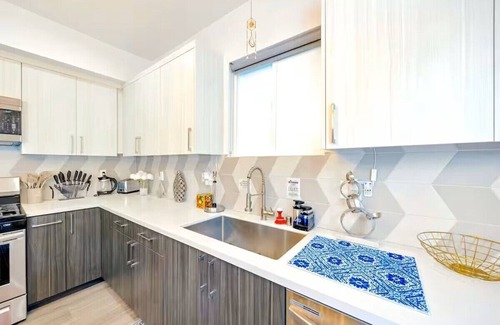 NoHo Arts District House | Sleeps 26! Classy & Luxurious 2-Unit Noho Haven: Hot Tubs - Free Parking!