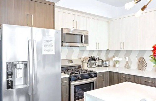 NoHo Arts District House | Sleeps 26! Classy & Luxurious 2-Unit Noho Haven: Hot Tubs - Free Parking!