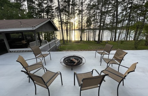 Brookeland House | Sleeps 26.Waterfront Lakehouse on Lake Sam Rayburn. Unbelievable views!