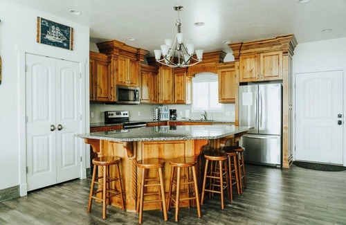 Harbor Village Cabin | Sleeps 28 people (32 max), Parking for up to 6 vehicles, 6 bedrooms, 4.5 bathrooms, 3 levels, 3,6.