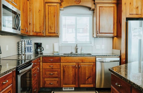 Harbor Village Cabin | Sleeps 28 people (32 max), Parking for up to 6 vehicles, 6 bedrooms, 4.5 bathrooms, 3 levels, 3,6.