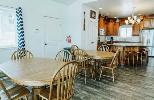 Harbor Village Cabin | Sleeps 28 people (32 max), Parking for up to 6 vehicles, 6 bedrooms, 4.5 bathrooms, 3 levels, 3,6.