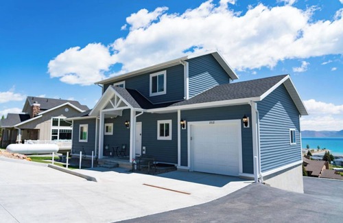 Harbor Village Cabin | Sleeps 28 people (32 max), Parking for up to 6 vehicles, 6 bedrooms, 4.5 bathrooms, 3 levels, 3,6.