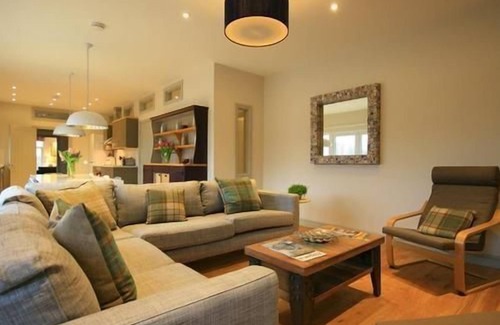 Chedworth House | Sleeps 30, 15 Bedrooms, Dogs Welcome, No smoking, Wood Burner, Wi-Fi, Courtyard Garden, Cot and High