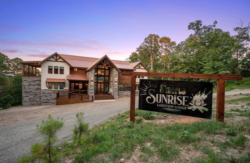 Broken Bow Cabin | Sleeps 30 * 7 Bdr-18 Beds * Lake Views * Handicap Accessible * Pet Friendly