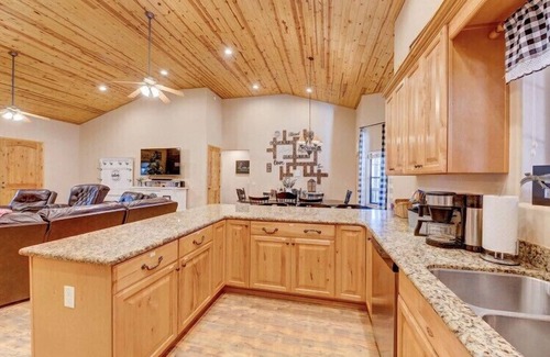 Pinetop House | Sleeps 30+