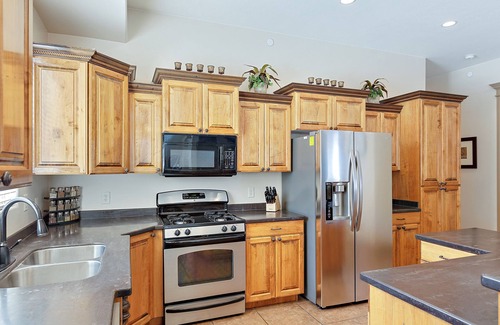 La Verkin House | Sleeps 32! Great for Families, Private Fenced Pool, Spa/Hot Tub, Play Gym, BBQ