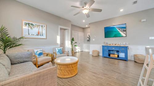 Port Aransas House | Sleeps 33 4 Condos Walk to the Beach Resort-Style Pool Endless Summer Resort