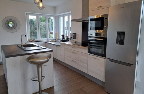 Cleder House | sleeps 4, 180° panoramic sea view, Cleder