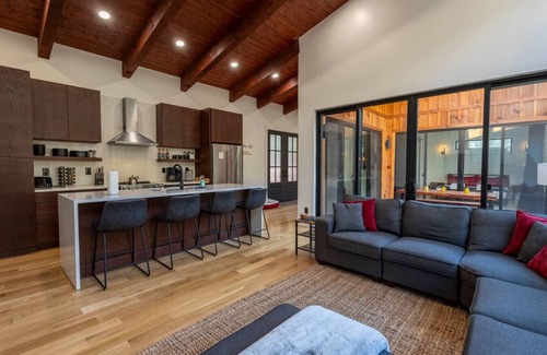 Rogers Cabin | Sleeps 4 ~ Modern Cabin ~ Hot Tub ~ Pet Friendly